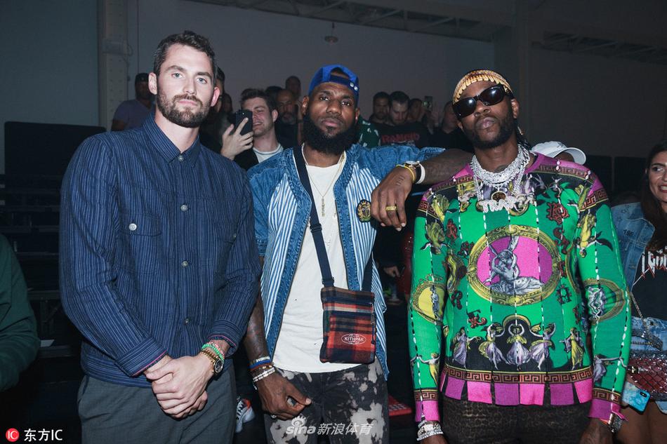 詹姆斯与乐福、西蒙斯亮相纽约时装周