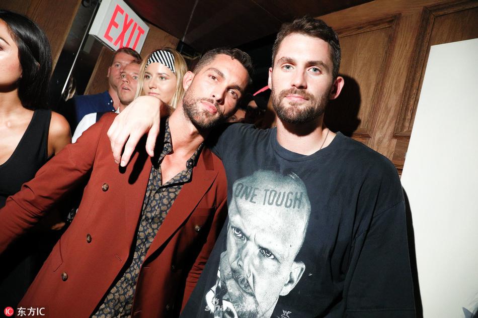 乐福与女友恩爱亮相纽约时装周