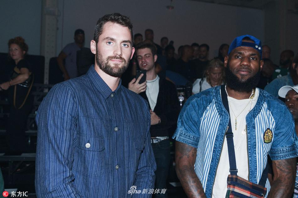 詹姆斯与乐福、西蒙斯亮相纽约时装周