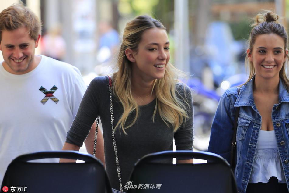 莫拉塔妻子携双胞胎外出逛街