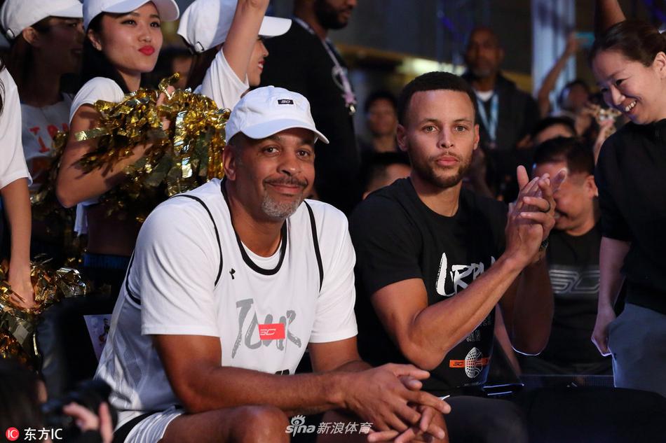 库里东京参加赞助商活动