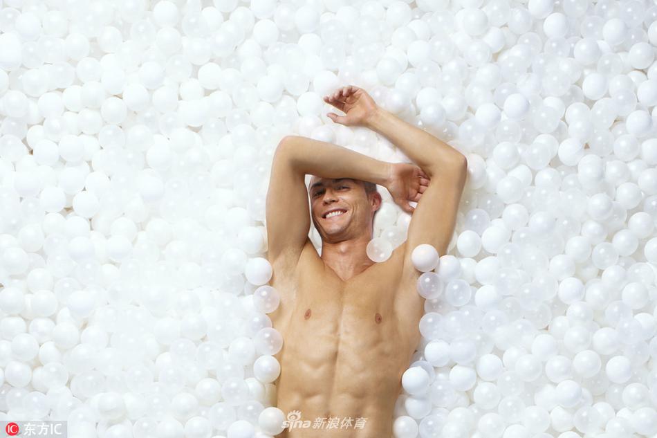 C罗发布新款内裤 拍写真秀出一身腱子肉