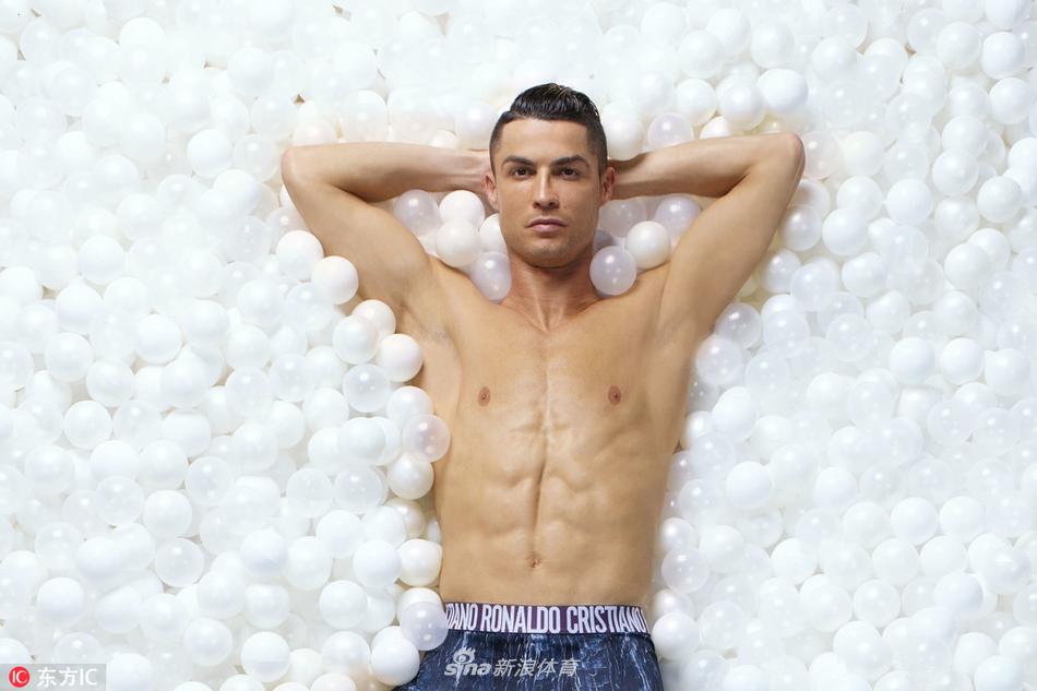 C罗发布新款内裤 拍写真秀出一身腱子肉