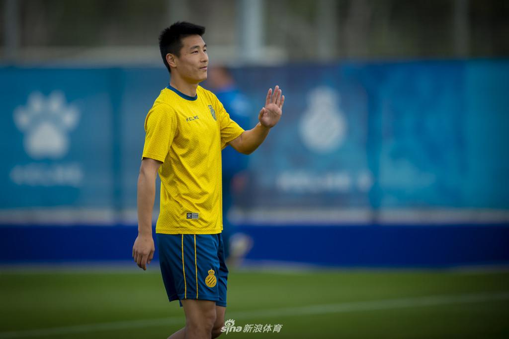 西班牙人训练备战联赛 武磊狂练射门