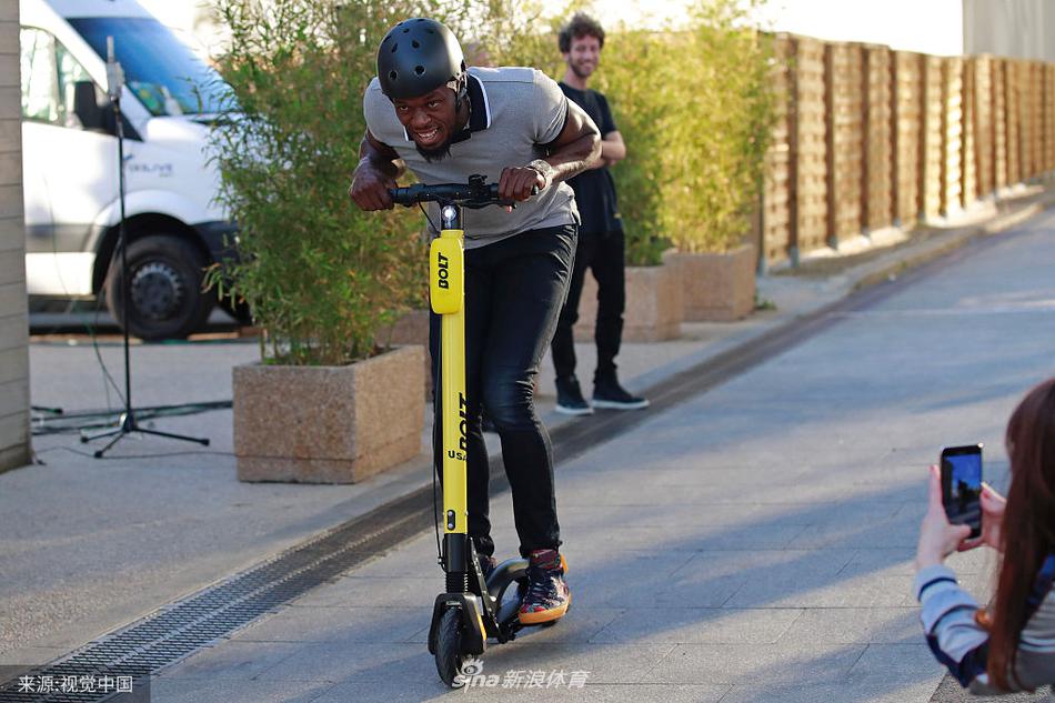 博尔特街头骑滑板车架势十足