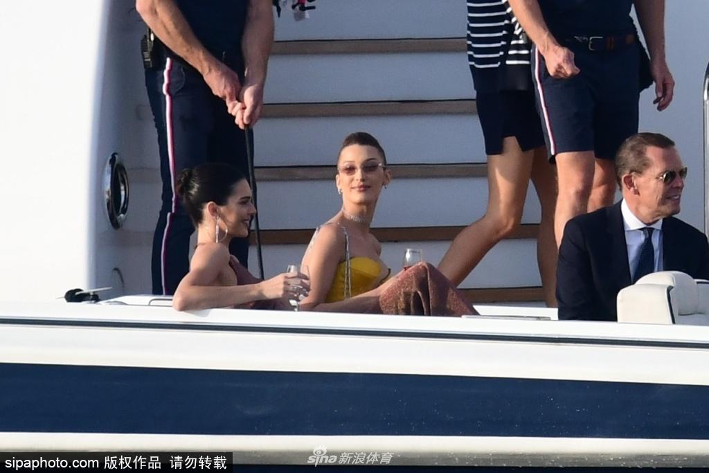 超模詹娜与好友坐游艇度假 当众洗浴秀好身材