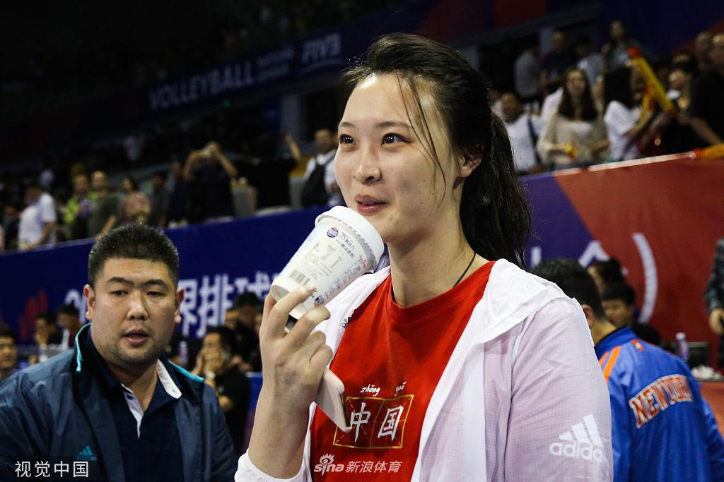 惠若琪场边观战女排两连胜 吐舌头表情可爱