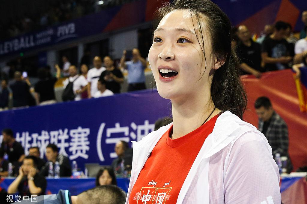 惠若琪场边观战女排两连胜 吐舌头表情可爱