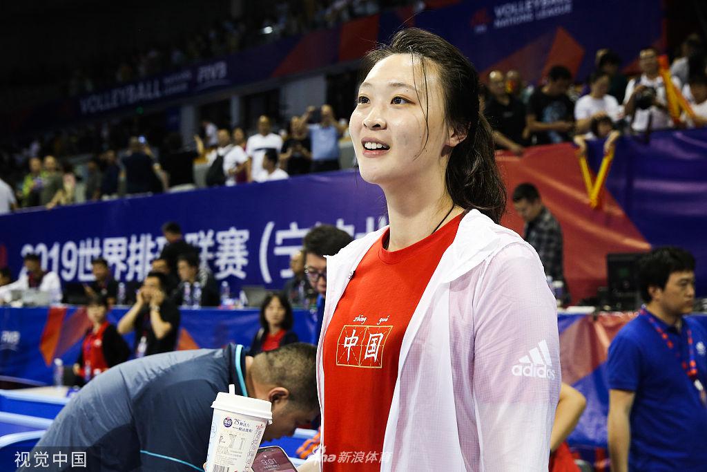 惠若琪场边观战女排两连胜 吐舌头表情可爱