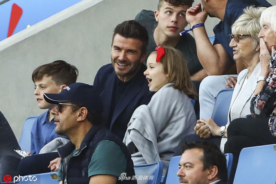 贝克汉姆与小七看台亲嘴