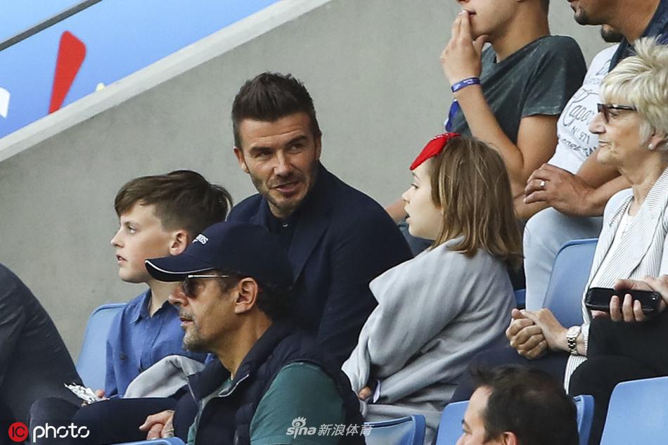 贝克汉姆与小七看台亲嘴