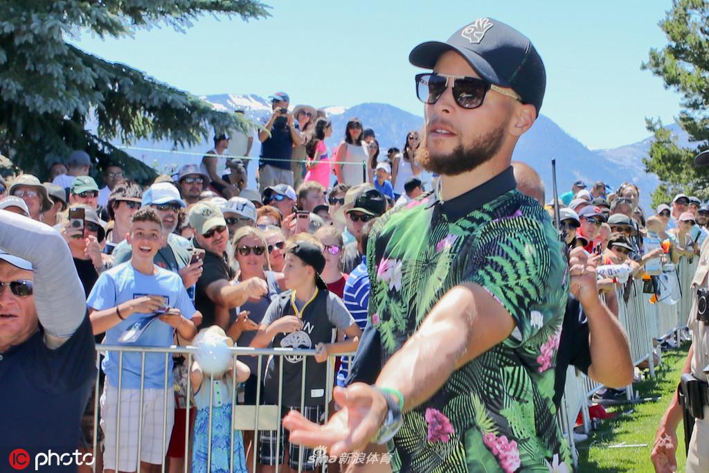 高球选手库里亮相!他是高尔夫球手里扣篮最厉害的人