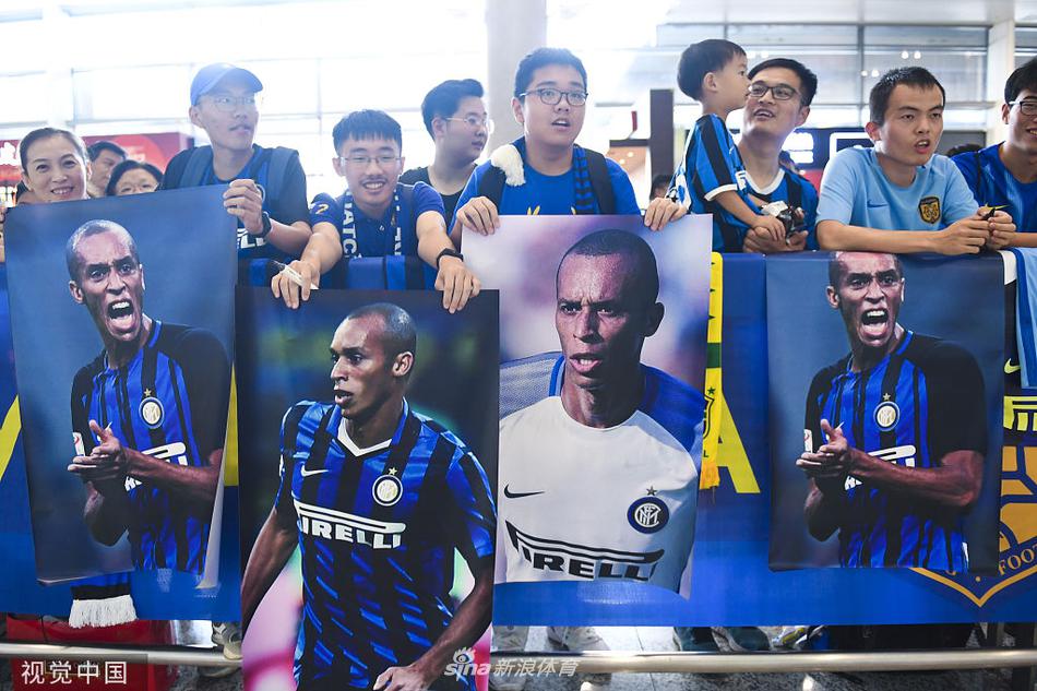 江苏苏宁新援米兰达飞抵机场