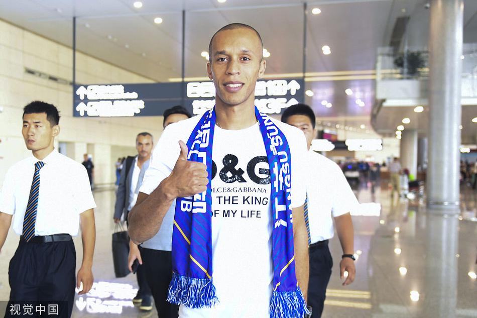 江苏苏宁新援米兰达飞抵机场