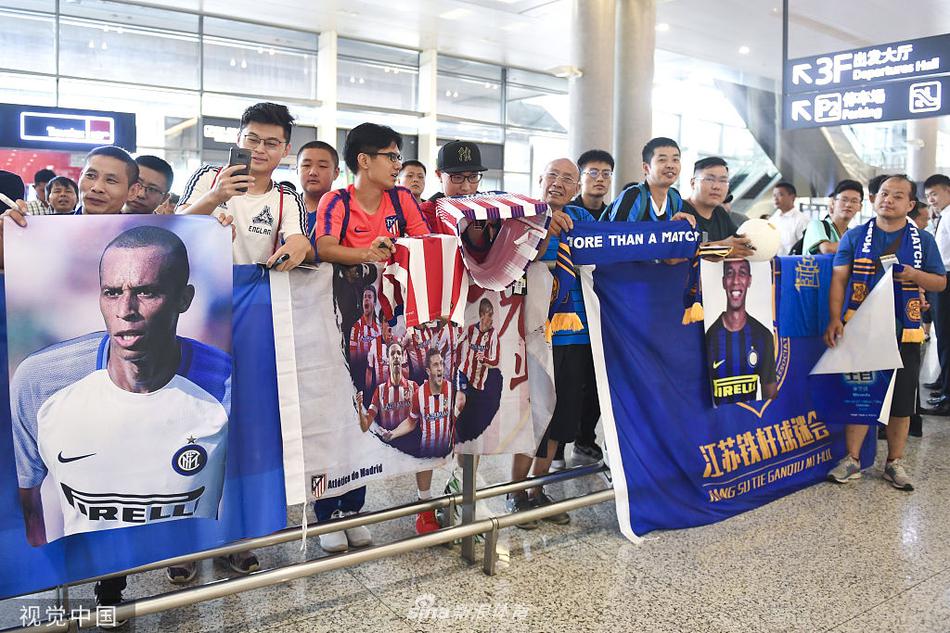 江苏苏宁新援米兰达飞抵机场