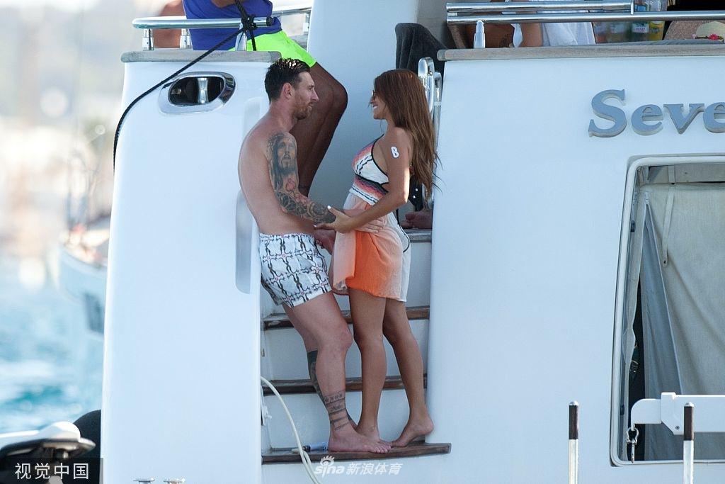 梅西苏神合体度假 携美艳太太团游艇出行