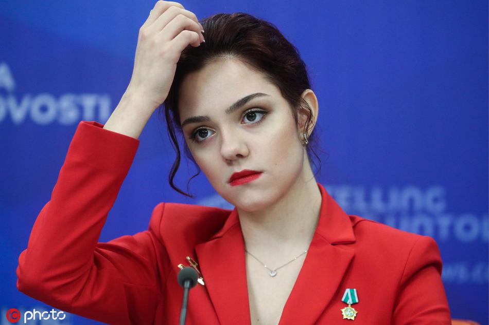 俄花滑美女喜提奥运大使 梅德韦杰娃全程带笑