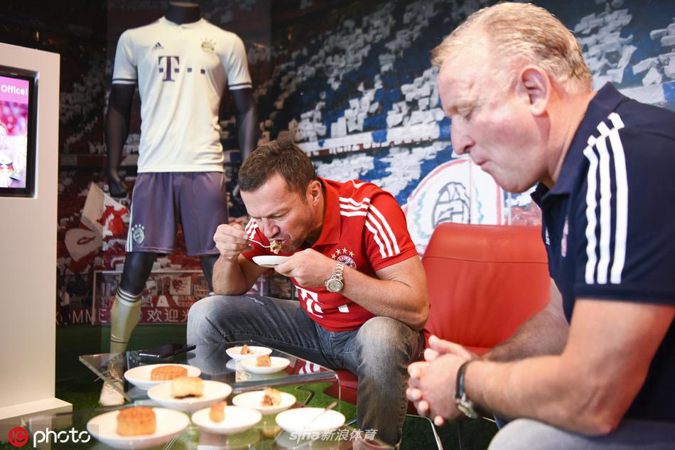 马特乌斯和布雷默吃月饼