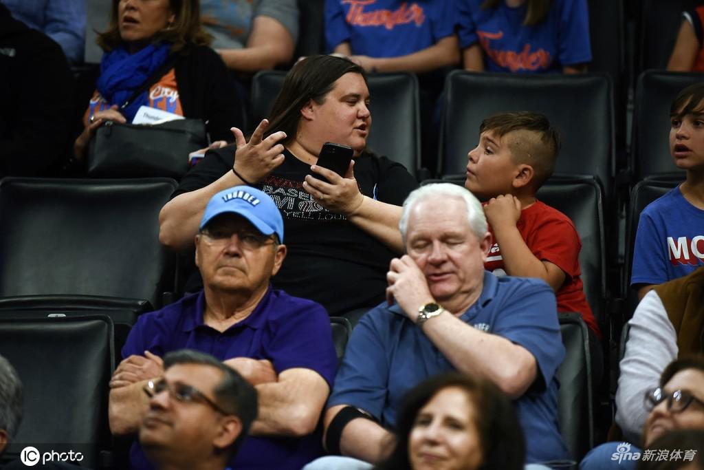 雷霆爵士比赛现场：宣布取消满场嘘声 球迷懵圈狂刷手机