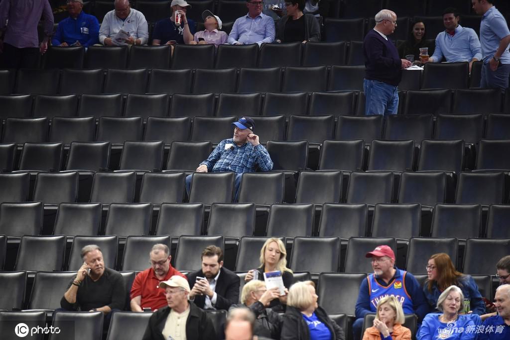 雷霆爵士比赛现场：宣布取消满场嘘声 球迷懵圈狂刷手机