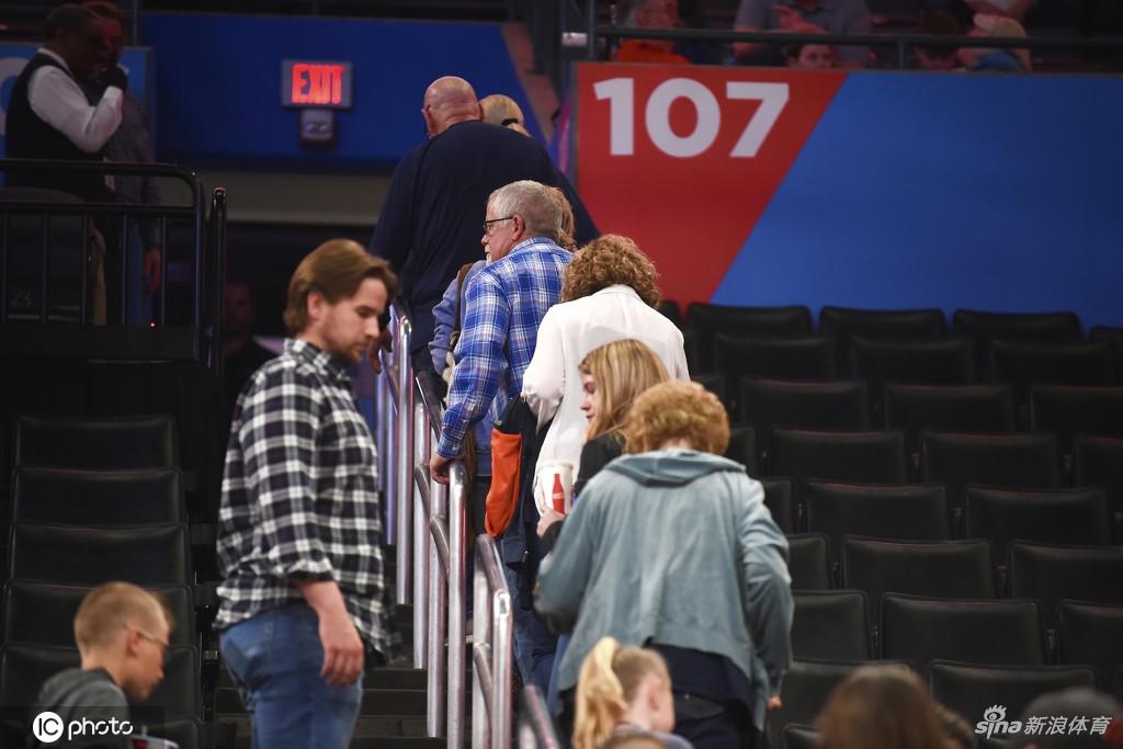 雷霆爵士比赛现场：宣布取消满场嘘声 球迷懵圈狂刷手机
