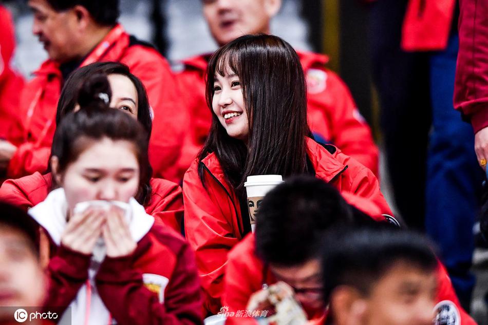 [盘点]上海上港美女球迷集 挥舞大旗掀起红色旋风