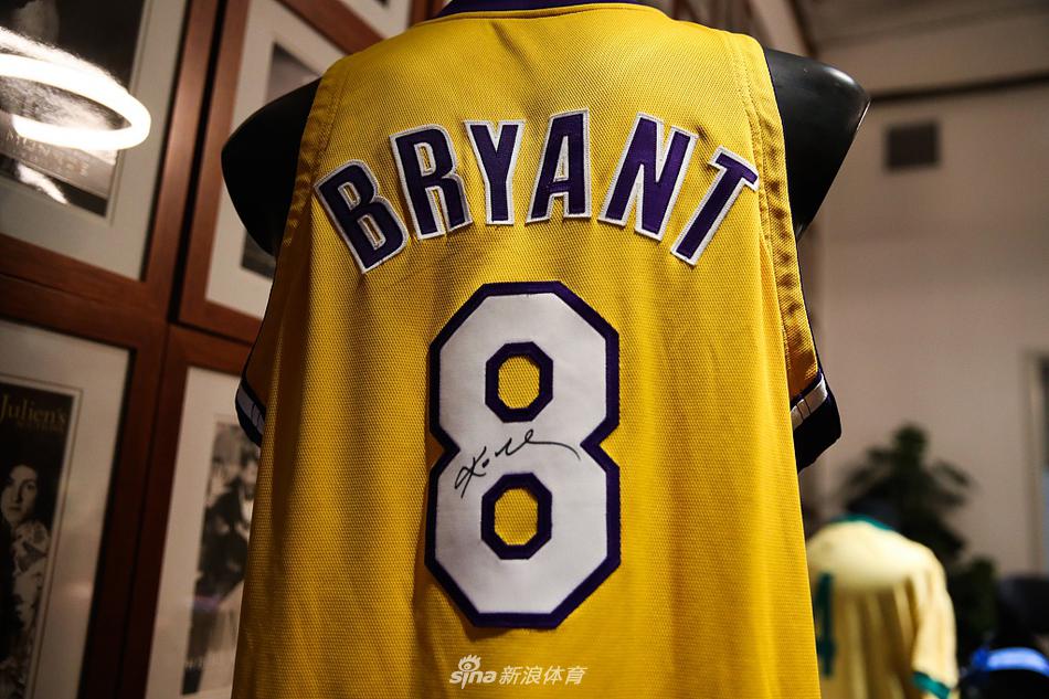 科比球衣金牌等传奇用品展出