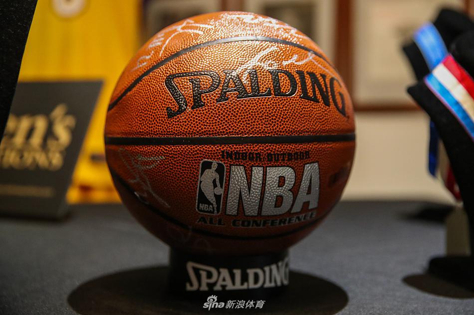 科比球衣金牌等传奇用品展出