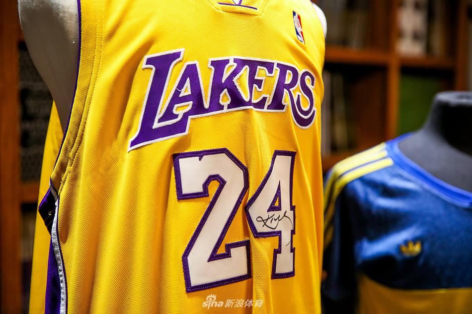 科比球衣金牌等传奇用品展出