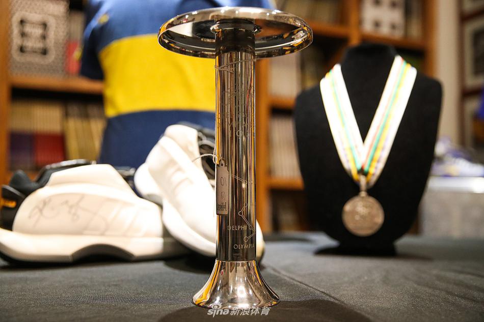 科比球衣金牌等传奇用品展出