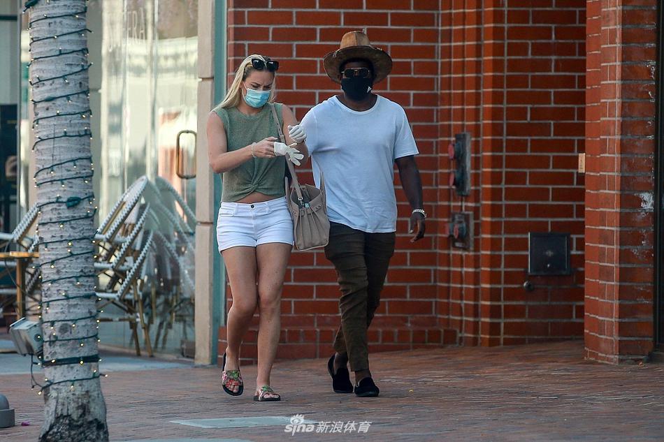 林赛·沃恩和男友现身街头