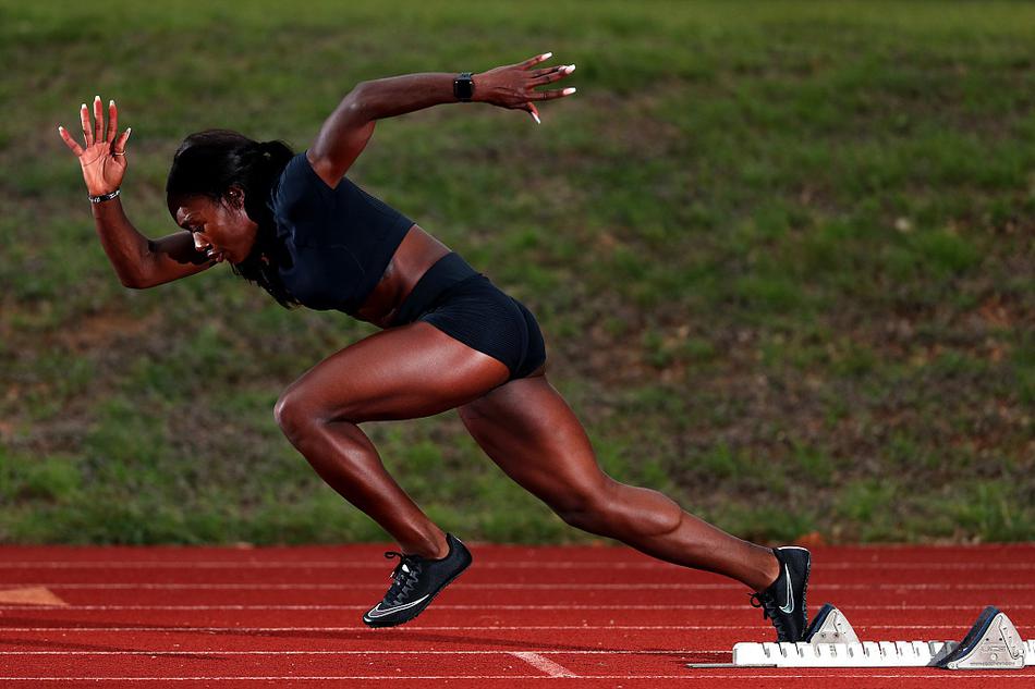 美国女子短跑运动员田径场上练习 严格训练备战奥运从起跑开始