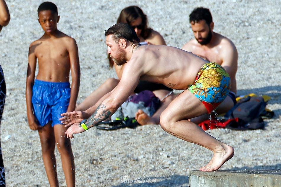 “嘴炮”麦格雷戈海边度假 庆祝生日与家人享受假期硬汉变暖男