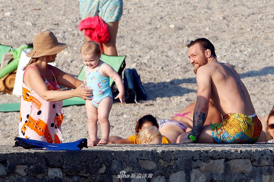 “嘴炮”麦格雷戈海边度假 庆祝生日与家人享受假期硬汉变暖男