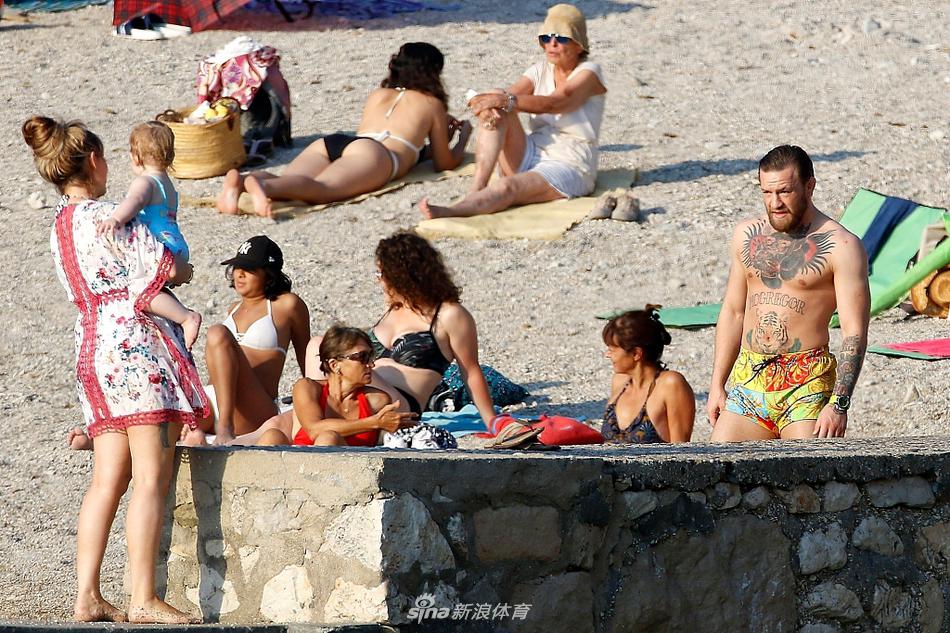 “嘴炮”麦格雷戈海边度假 庆祝生日与家人享受假期硬汉变暖男