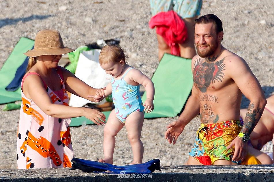 “嘴炮”麦格雷戈海边度假 庆祝生日与家人享受假期硬汉变暖男
