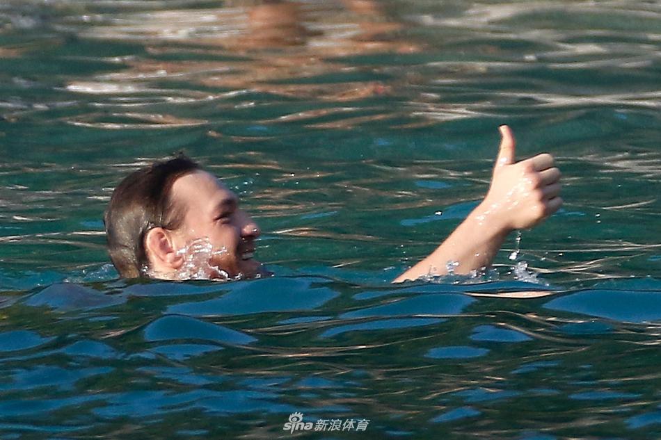 “嘴炮”麦格雷戈海边度假 庆祝生日与家人享受假期硬汉变暖男