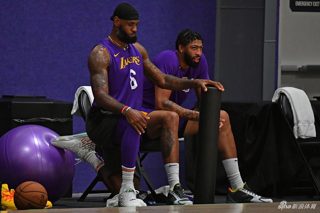 湖人高燃训练酷照放送！老汉詹姆斯大秀完美身材！