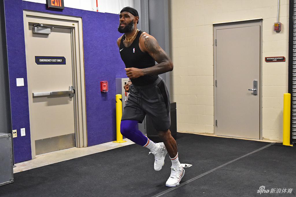 湖人高燃训练酷照放送！老汉詹姆斯大秀完美身材！