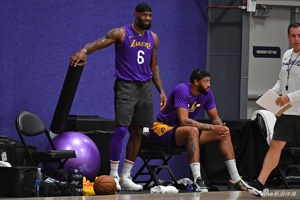湖人高燃训练酷照放送！老汉詹姆斯大秀完美身材！