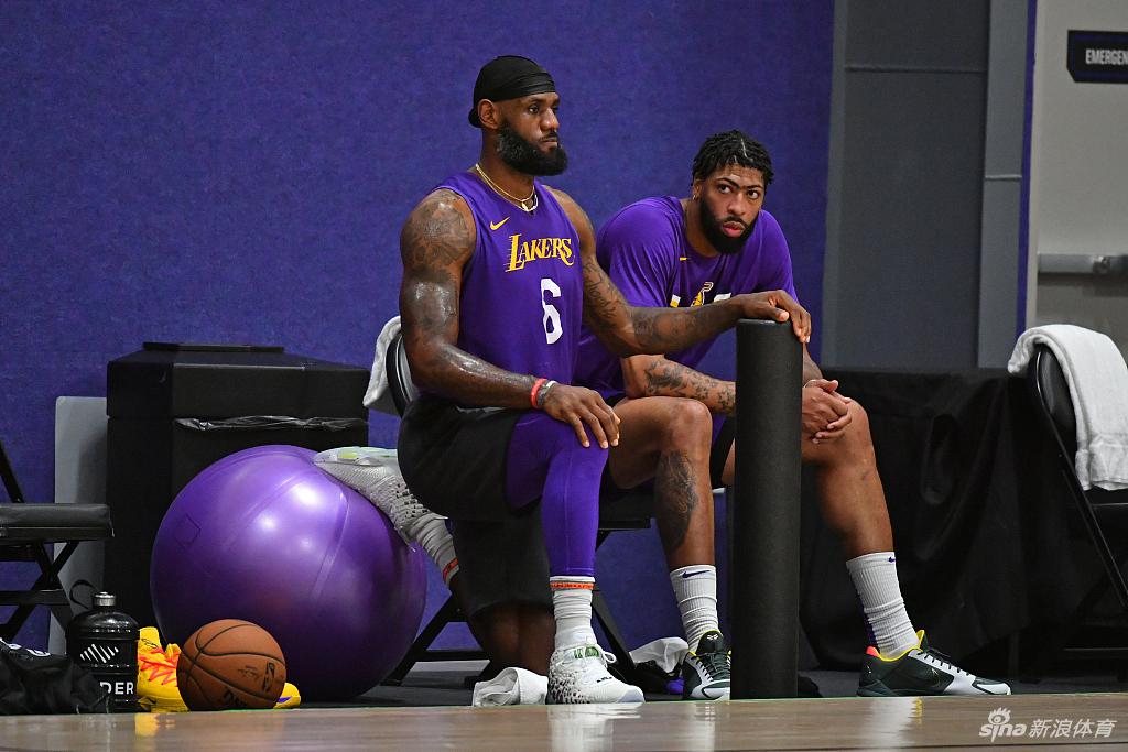 湖人高燃训练酷照放送！老汉詹姆斯大秀完美身材！