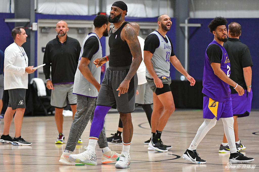 湖人高燃训练酷照放送！老汉詹姆斯大秀完美身材！