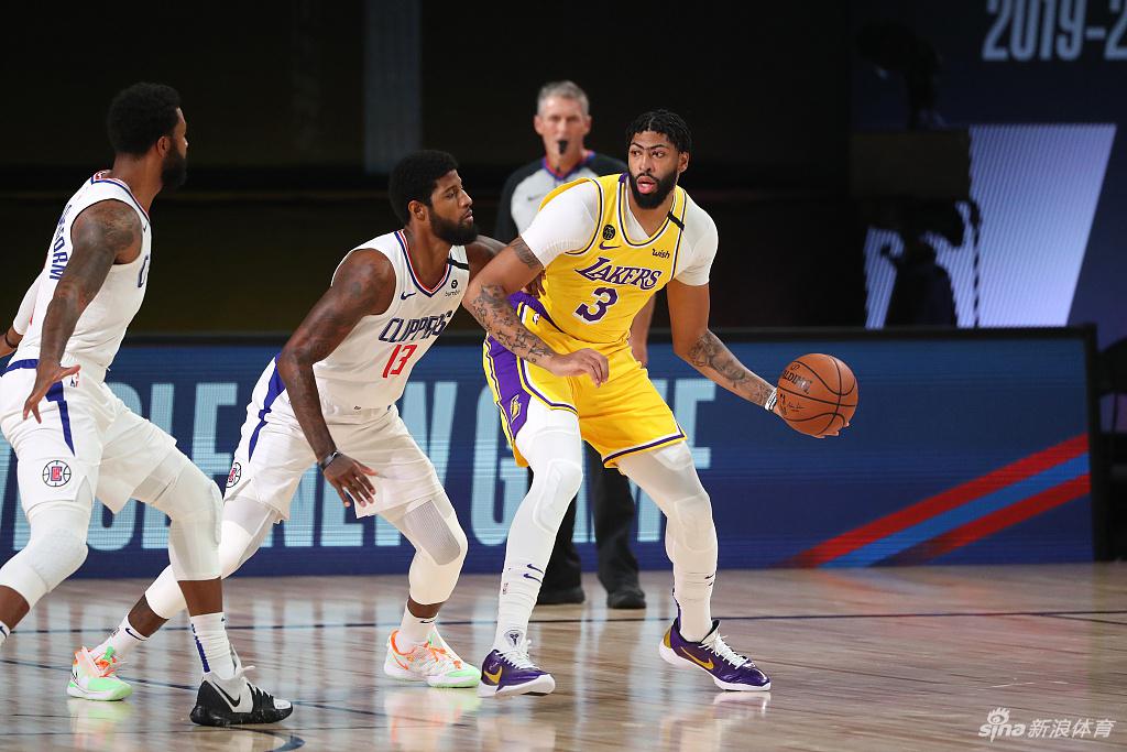 浓眉观察场上形势