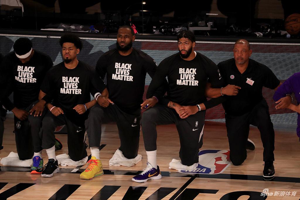 湖人快船球员为平权运动发声 球衣后名字大变样