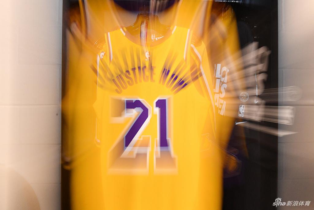 湖人快船球员为平权运动发声 球衣后名字大变样