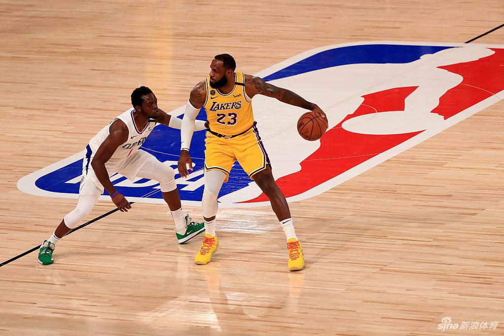 詹姆斯持球单打