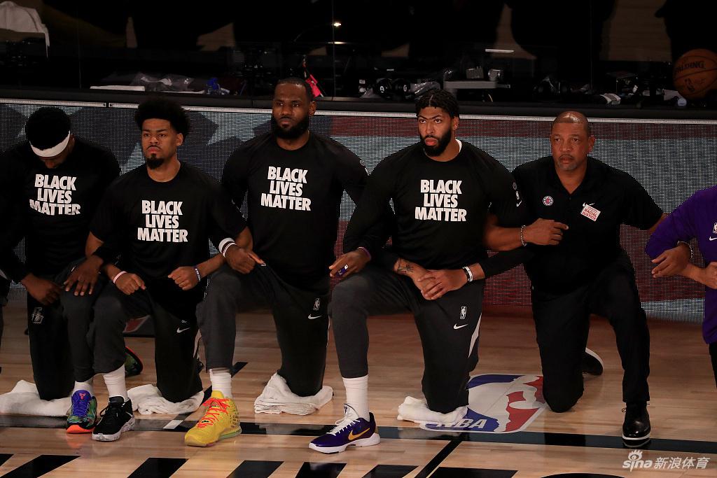 湖人快船球员为平权运动发声 球衣后名字大变样