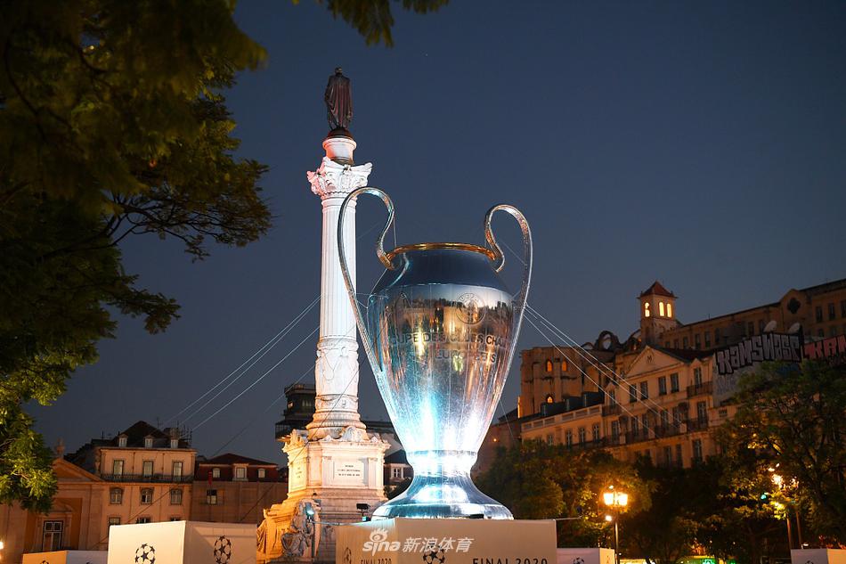 欧冠巨型冠军奖杯亮相里斯本