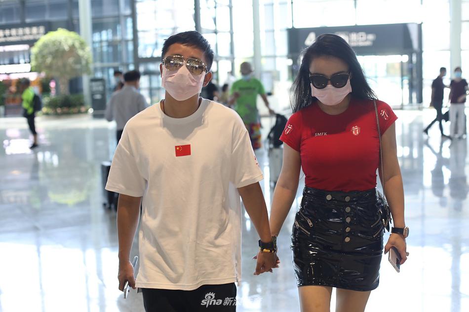 邹市明、冉莹颖现身上海虹桥机场 夫妻二人牵手同行秀恩爱