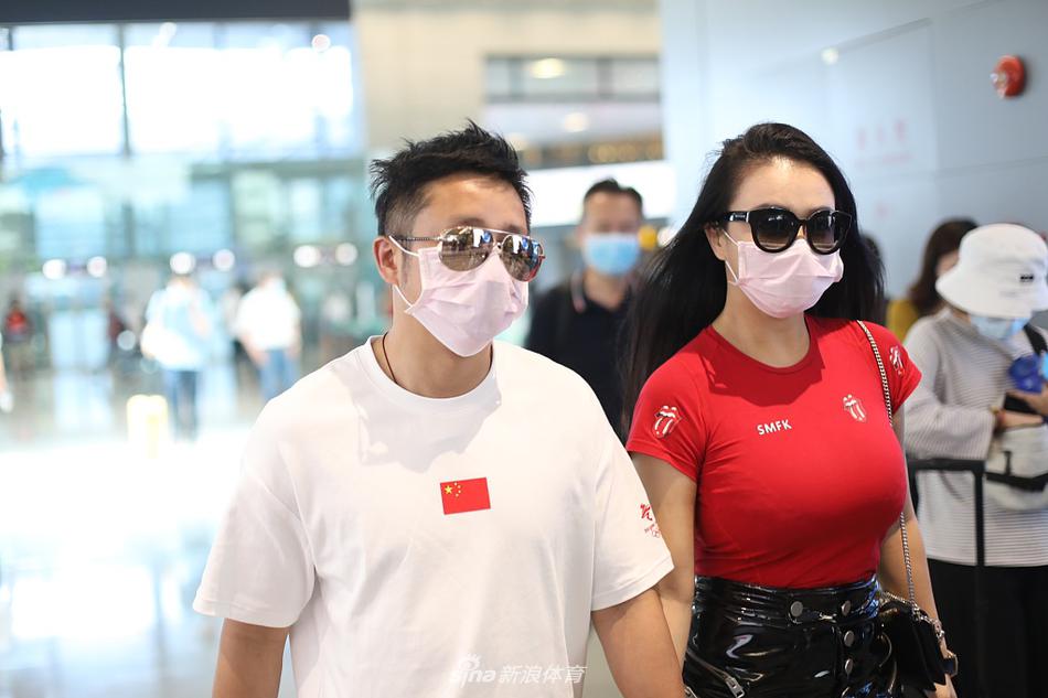 邹市明、冉莹颖现身上海虹桥机场 夫妻二人牵手同行秀恩爱